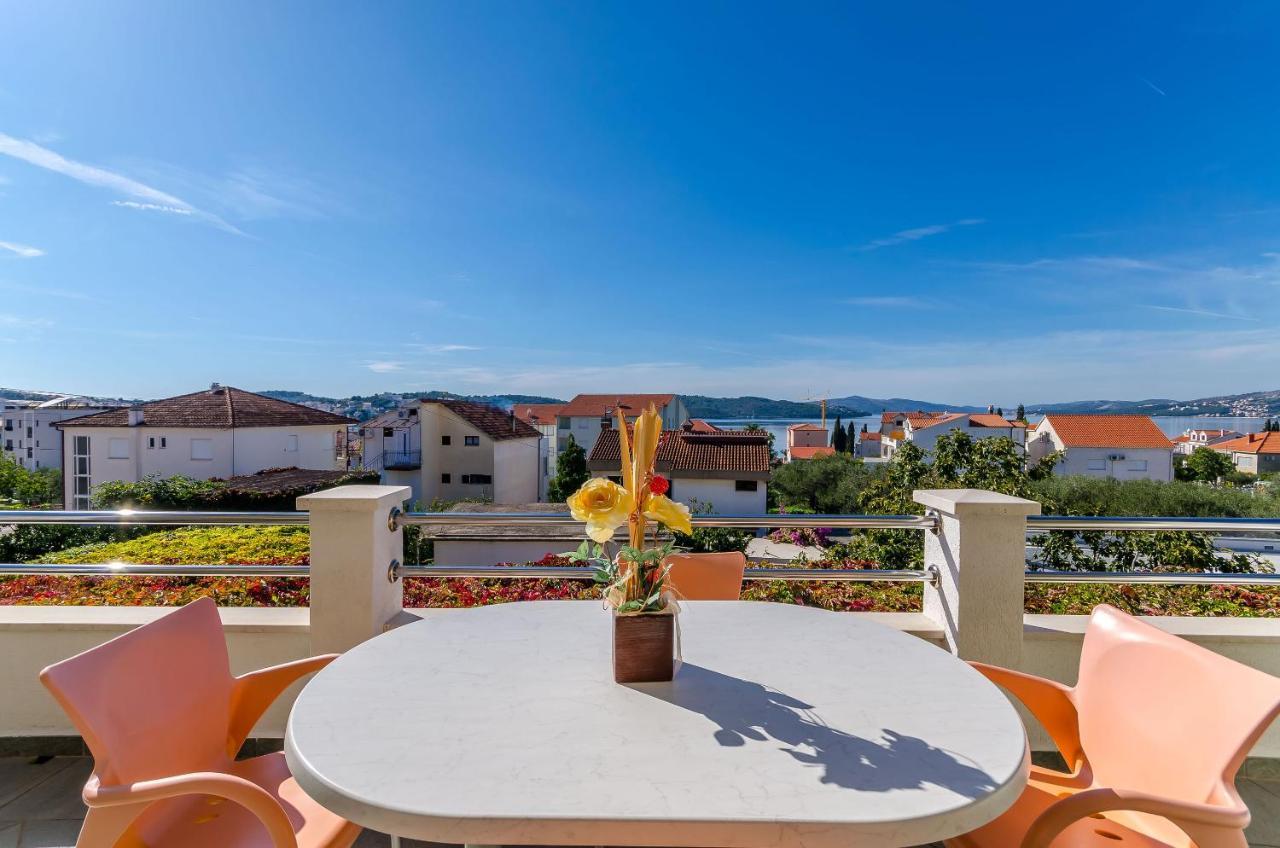 Apartments Palm Tree Трогир Екстериор снимка